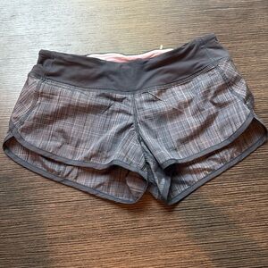 Lululemon Speed Up Low-Rise Lined Short 2.5": color: grey/pink plaid
